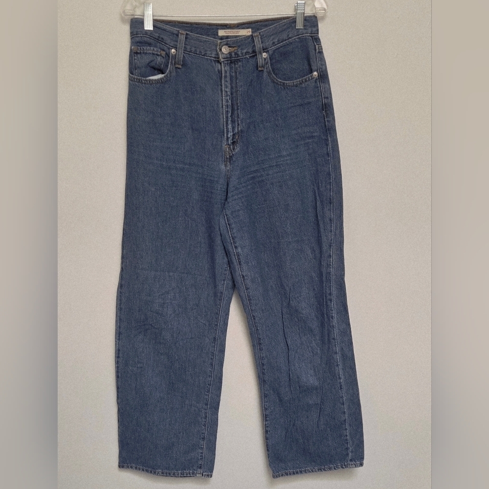 Levis Classic High Waisted Sz 29 Straight Leg Relaxed Dark  Blue Denim Jeans